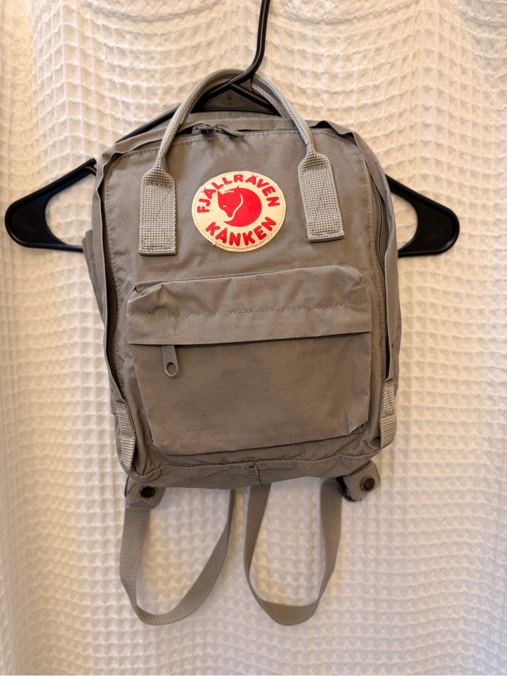 Fjallraven Kånken Mini Backpack - Light Gray with Red Logo
